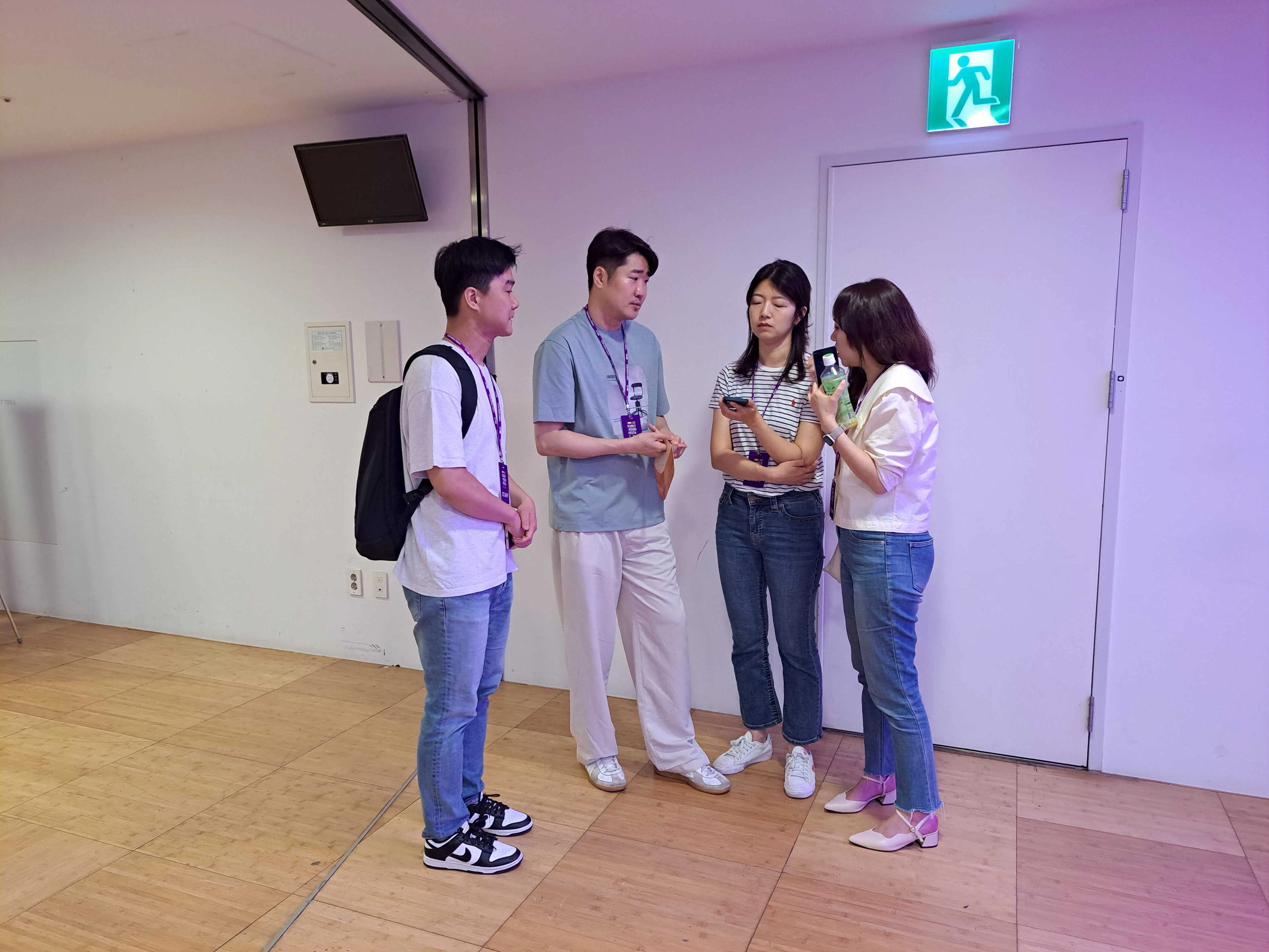 현장 인터뷰 작전을 짜고 있는 컬리로그팀