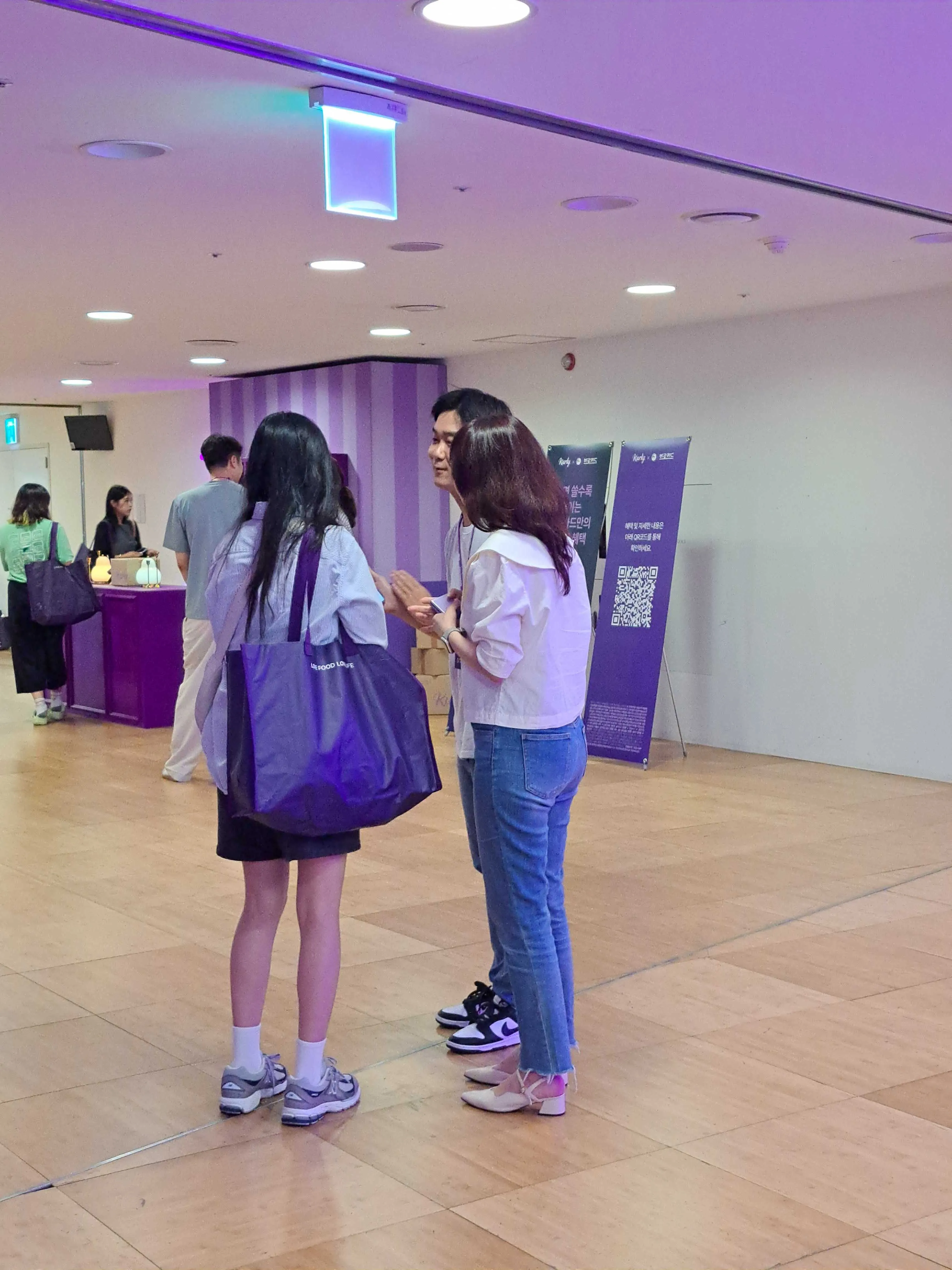 현장 고객 인터뷰를 하는 중